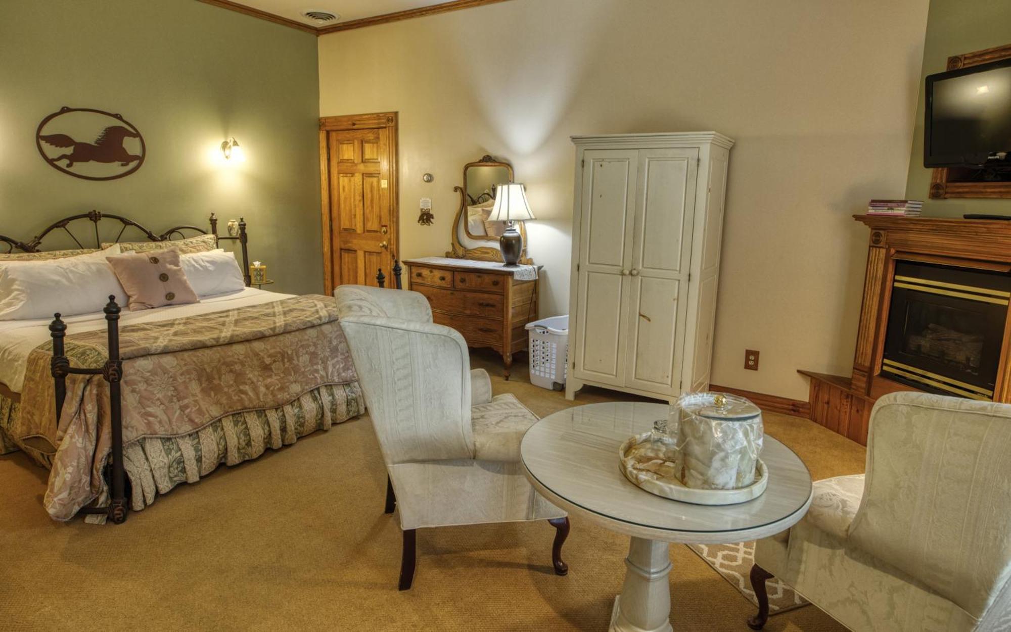 Rockwell Falls Inn And Wine Bar Lake Luzerne Zimmer foto
