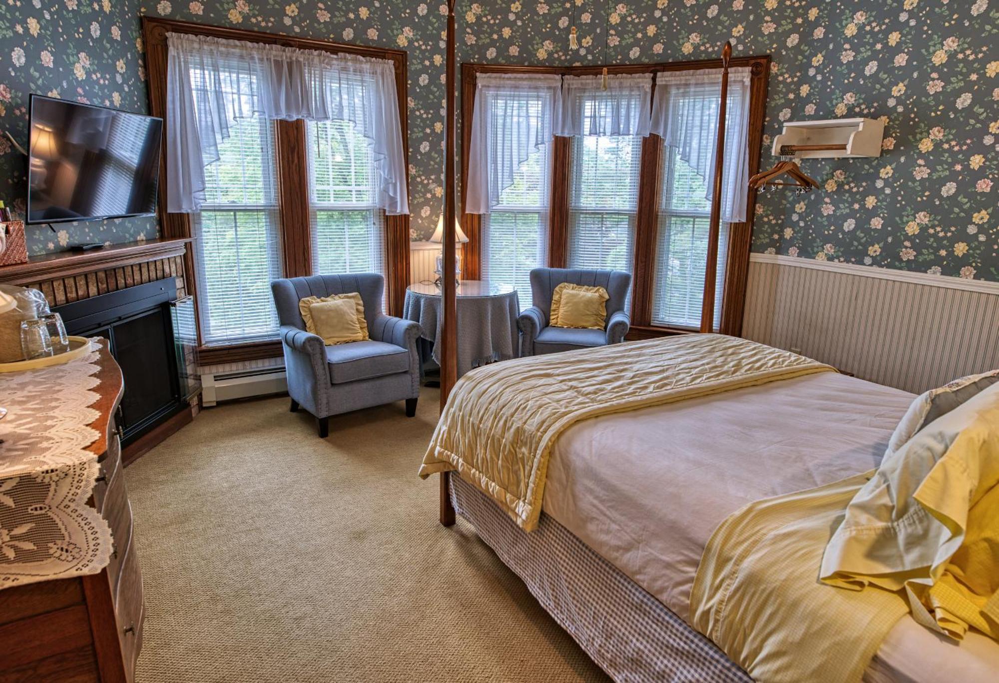 Rockwell Falls Inn And Wine Bar Lake Luzerne Zimmer foto