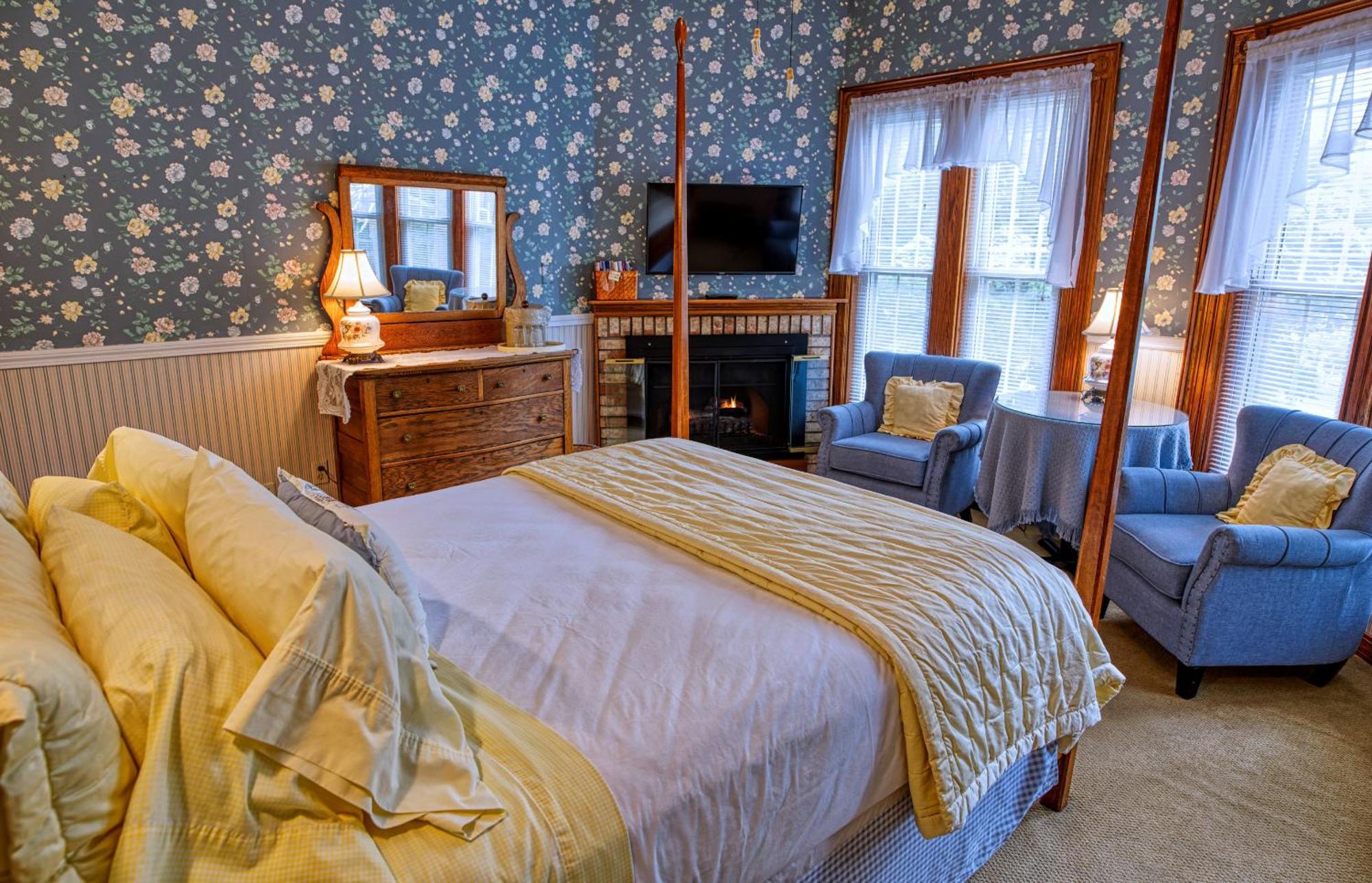 Rockwell Falls Inn And Wine Bar Lake Luzerne Zimmer foto