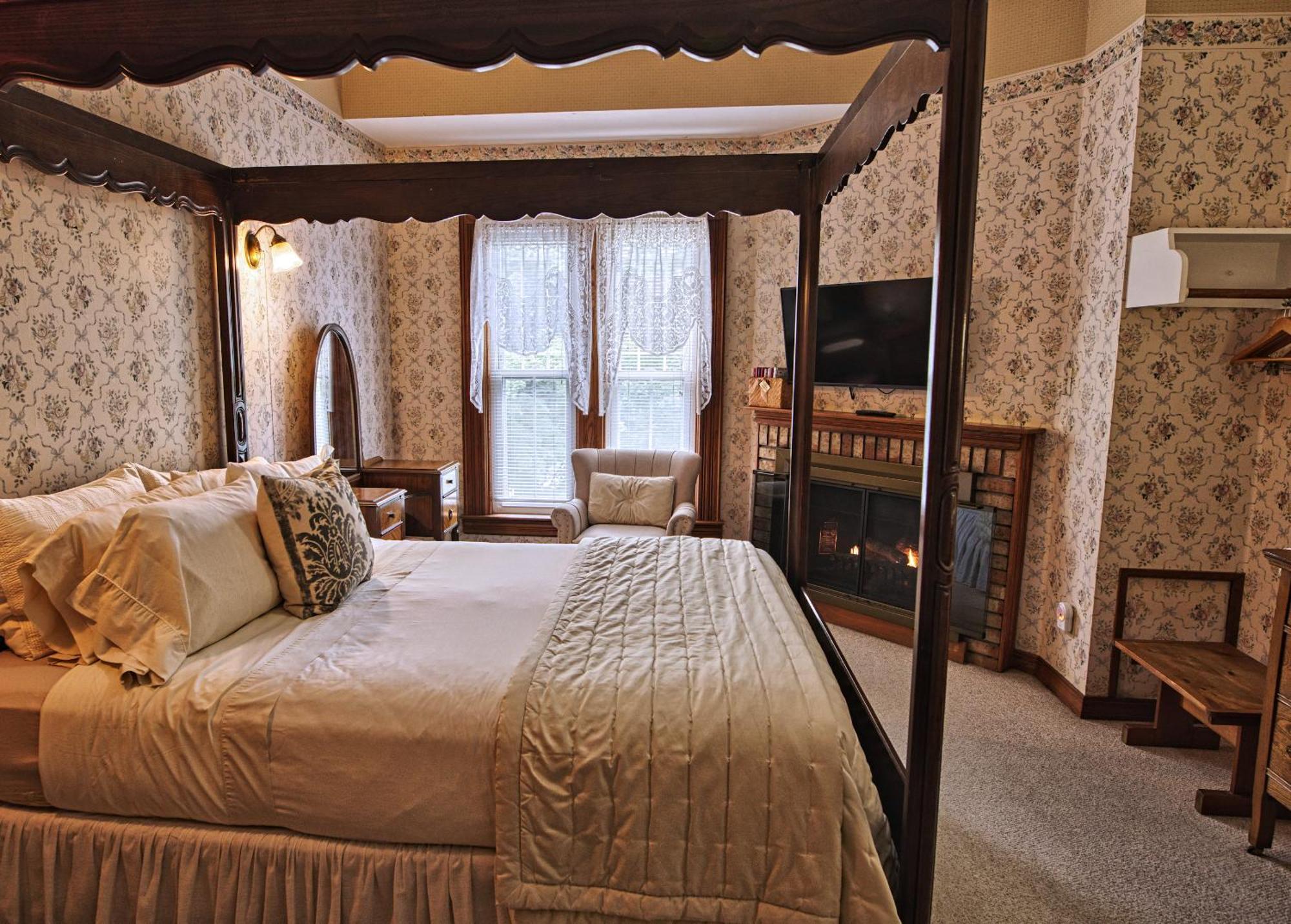 Rockwell Falls Inn And Wine Bar Lake Luzerne Zimmer foto