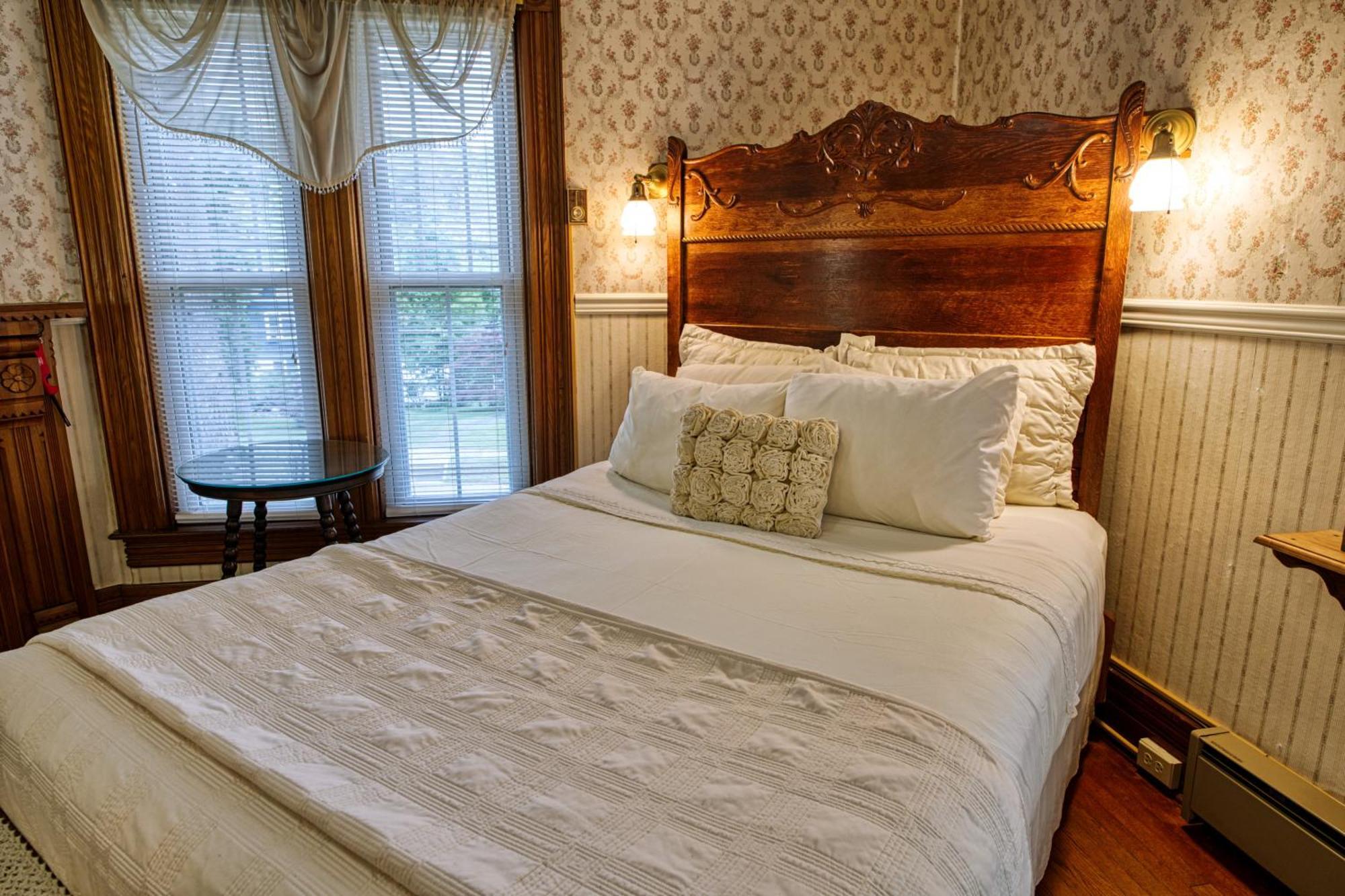 Rockwell Falls Inn And Wine Bar Lake Luzerne Zimmer foto