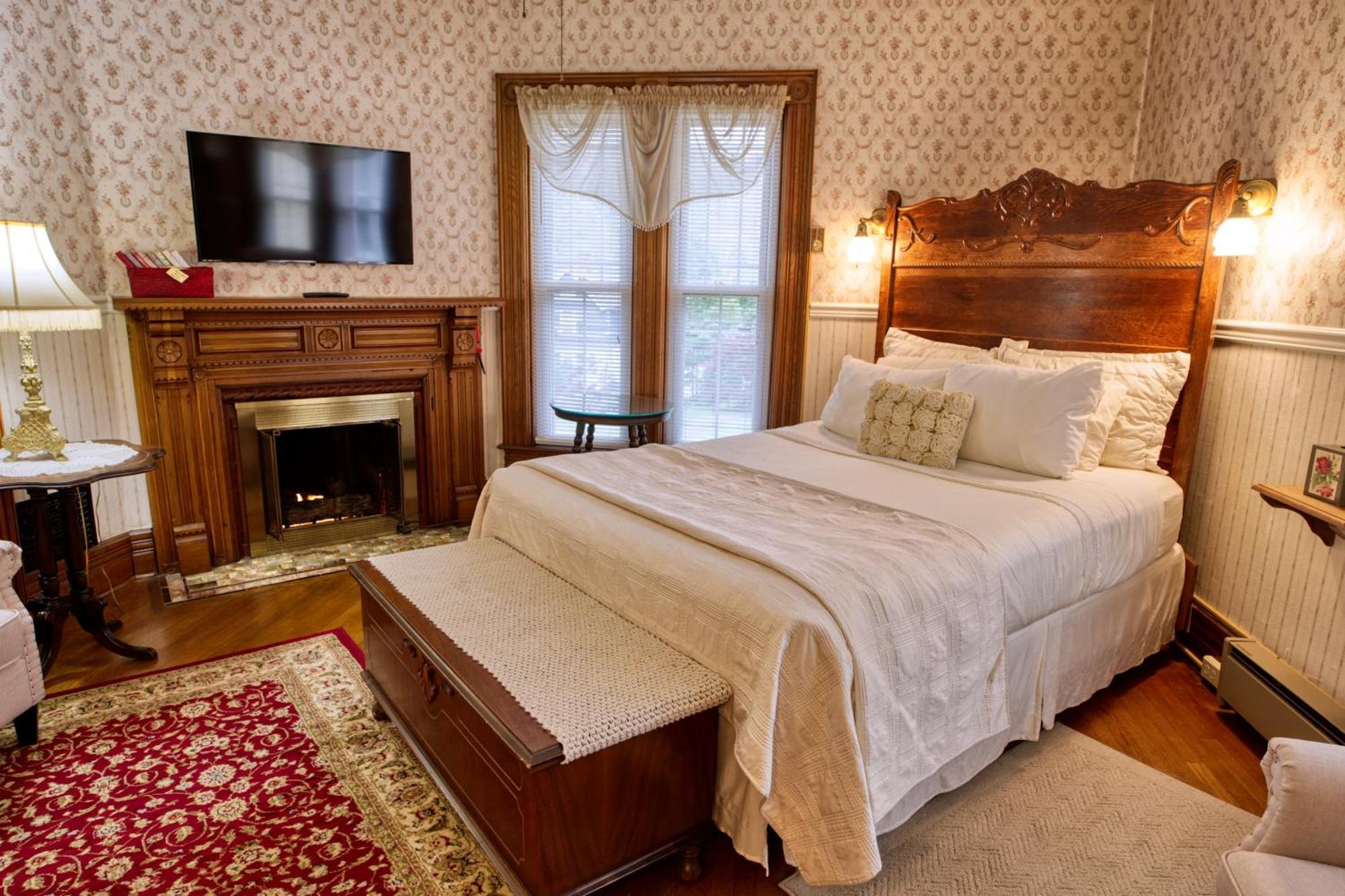 Rockwell Falls Inn And Wine Bar Lake Luzerne Zimmer foto