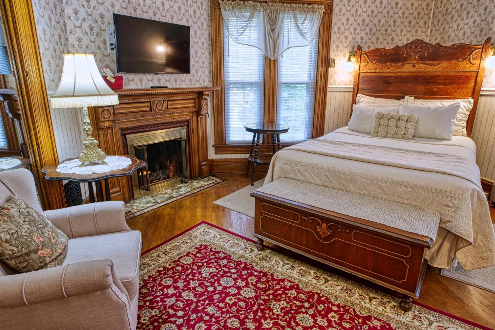 Rockwell Falls Inn And Wine Bar Lake Luzerne Zimmer foto