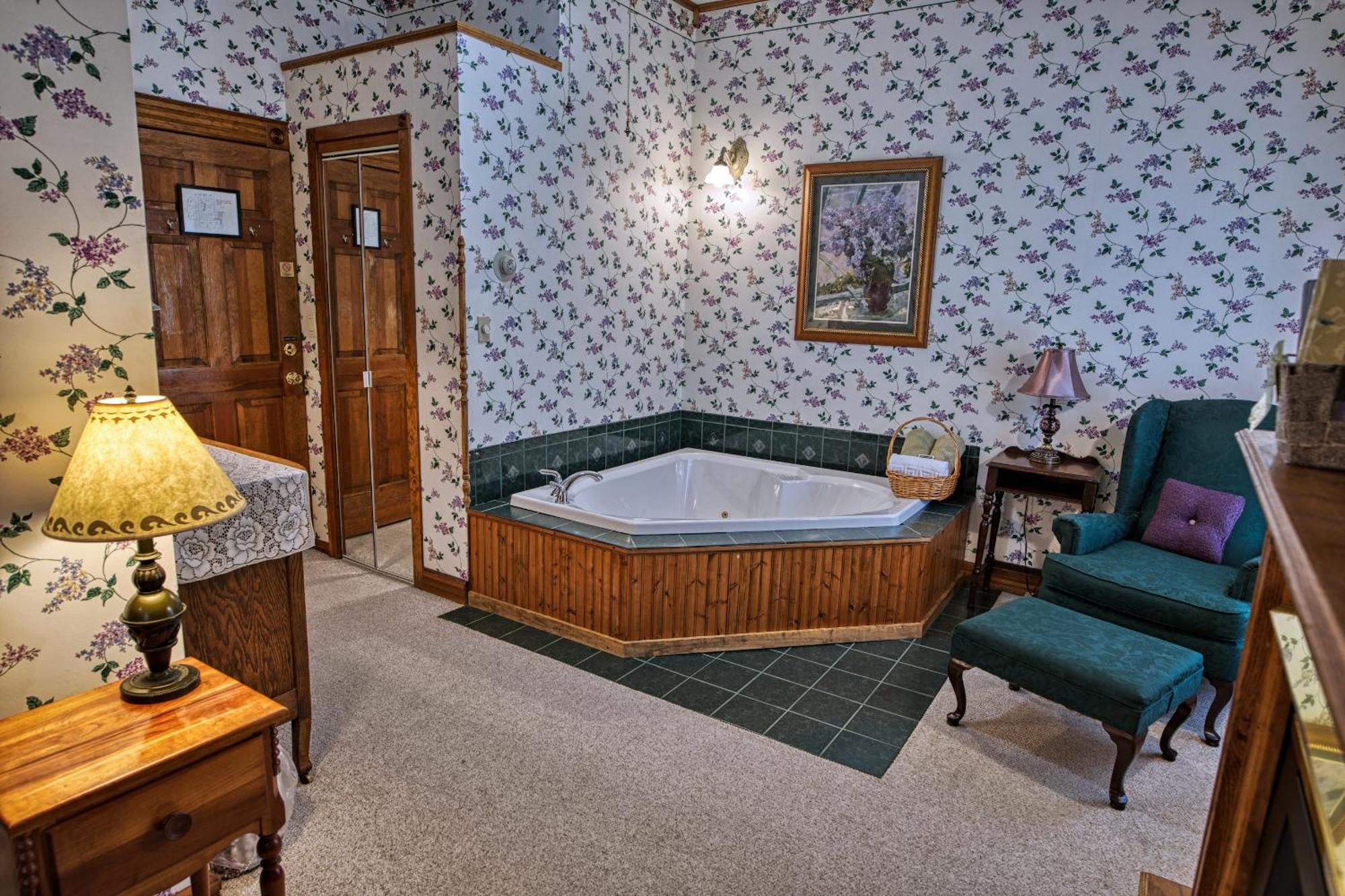 Rockwell Falls Inn And Wine Bar Lake Luzerne Zimmer foto